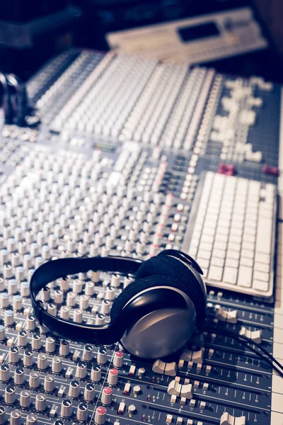 Fone Ouvido Console Mixagem Áudio Gravação Estúdio Radiodifusão — Fotografia de Stock