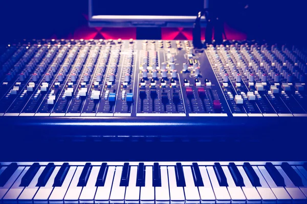 录音室的钢琴和音频混合控制台 音乐制作概念 — 图库照片