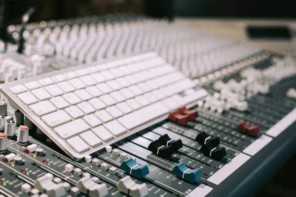 音频混音控制台上的白色键盘 数字录音计算机 广播技术概念 — 图库照片