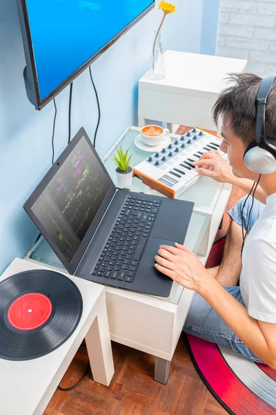 Compositor Asiático Organizar Una Canción Teclado Midi Ordenador Portátil Sala —  Fotos de Stock