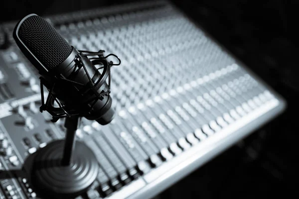 Condenser Microphone Audio Mixing Console — Stock Photo, Image