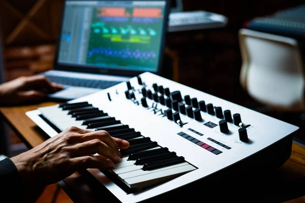 Músico Profesional Masculino Tocando Sintetizador Teclado Para Grabar Pista Midi —  Fotos de Stock