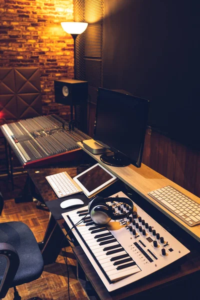 Heminspelning Studio Interiör Och Professionell Ljudutrustning — Stockfoto