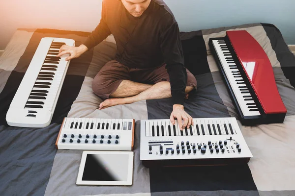 Мужчина Азиатский Молодой Музыкант Автор Песен Нравится Играть Музыкальных Клавишных — стоковое фото
