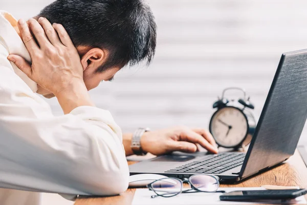 オフィス症候群 机の上に座りながら首を握っている若いアジア人ビジネスマン — ストック写真