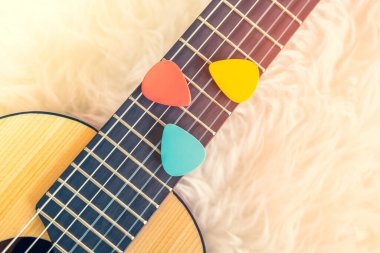 Küçük akustik gitar panosunda renkli bir seçim. müzik arkaplanı
