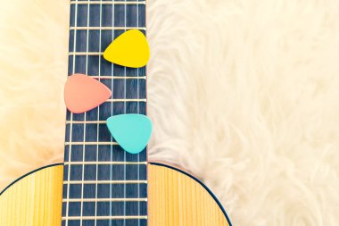 Küçük akustik gitar panosunda renkli bir seçim. müzik arkaplanı