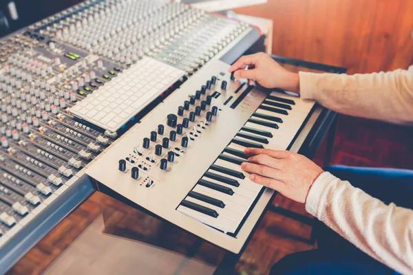 男性プロデューサー 作曲家レコーディングスタジオにおける映画音楽のスコアのサウンドデザイン — ストック写真