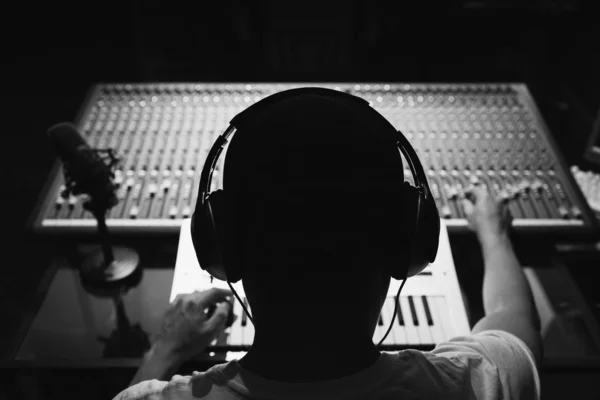 男性のサウンド エンジニアDjがサウンド スタジオでオーディオ ミキシング コンソールに取り組み — ストック写真