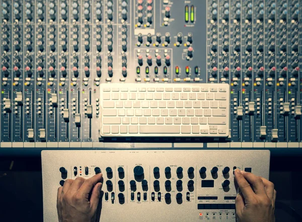 Erkek Ses Mühendisi Elleri Montaj Için Düğmeleri Ayarlarken Sentezleyici Stüdyodaki — Stok fotoğraf