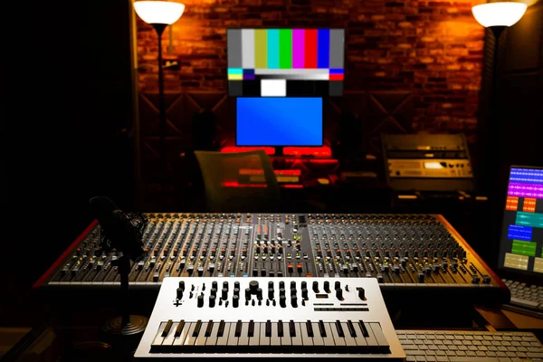 Analog Keyboard Synthesizer Recording Broadcasting Editing Studio — Stock Photo, Image