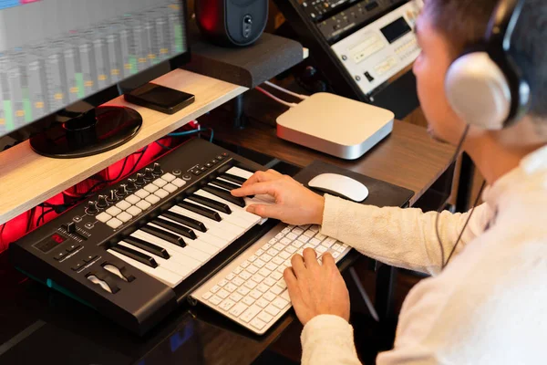 Asiatico Uomo Learning Online Musica Produzione Tecnologia Computer Midi Tastiera — Foto Stock