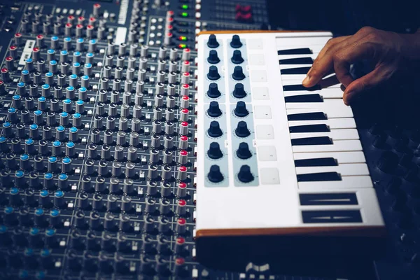 Mãos Músico Tocando Teclado Midi Estúdio Gravação Conceito Produção Musical — Fotografia de Stock