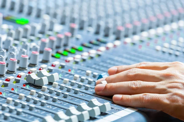 Manos Ingeniero Sonido Masculino Trabajando Consola Mezcla Audio Difusión Concepto — Foto de Stock