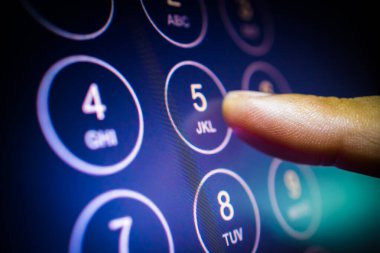 Parmakların telefon numarasını girmesi ya da dokunmatik ekrandaki şifreyi girmesi. İletişim, güvenlik teknolojisi kavramı