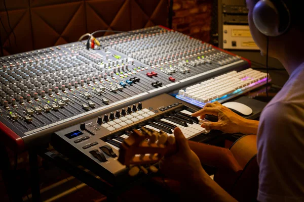 Compositor Música Asiática Tocando Guitarra Teclado Midi Para Grabar Estudio — Foto de Stock