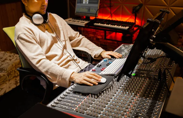 Asyalı Erkek Yapımcı Ses Mühendisi Kayıt Stüdyosunda Bilgisayar Karıştırma Konsolu — Stok fotoğraf