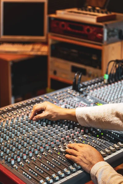 Ingeniero Sonido Manos Trabajando Consola Mezcla Audio Grabación Estudio Radiodifusión — Foto de Stock