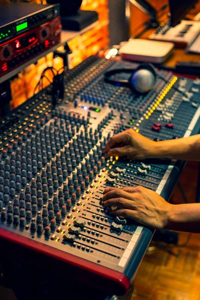 Male Sound Engineer Hands Working Audio Mixing Console Recording Broadcasting — Stock Photo, Image