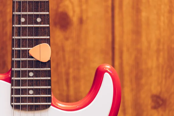 Elektro Gitar Panosundaki Pembe Pena — Stok fotoğraf