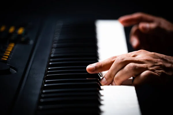 Mãos Pianistas Profissionais Sexo Masculino Tocando Teclas Piano Fundo Música — Fotografia de Stock