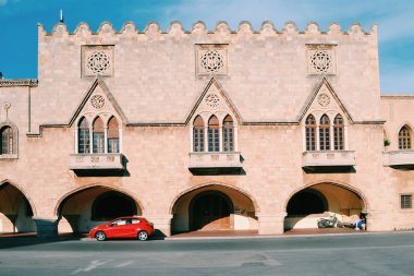 Yunanistan. Rhodes. Sarayın karşı kırmızı araba