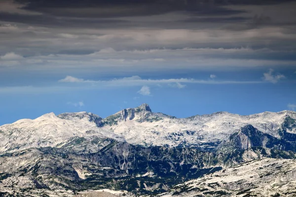 Krn pico sob nuvens de tempestade, Julian Alps, Eslovénia — Fotografia de Stock