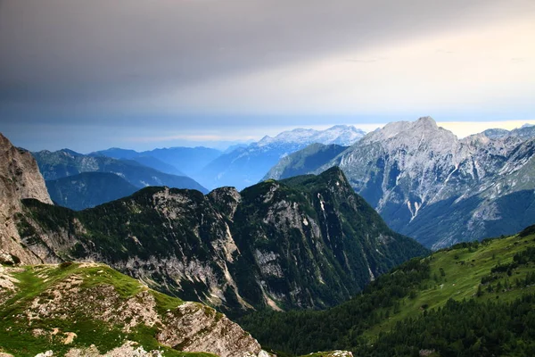 Trentatal mit Nebel in der Abenddämmerung, julianische Alpen — Stockfoto