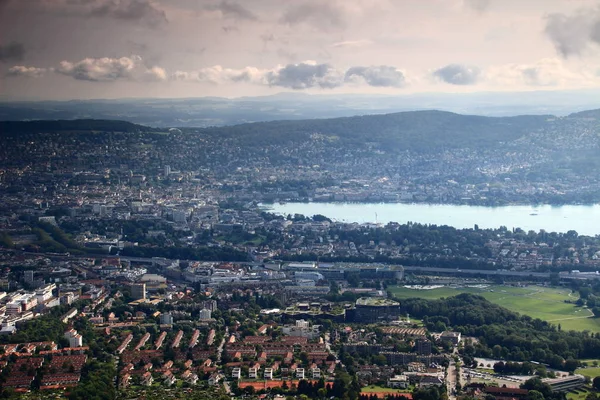 Πολύχρωμο εναέρια αστικό τοπίο της Ζυρίχης και τη λίμνη της Ζυρίχης — Φωτογραφία Αρχείου