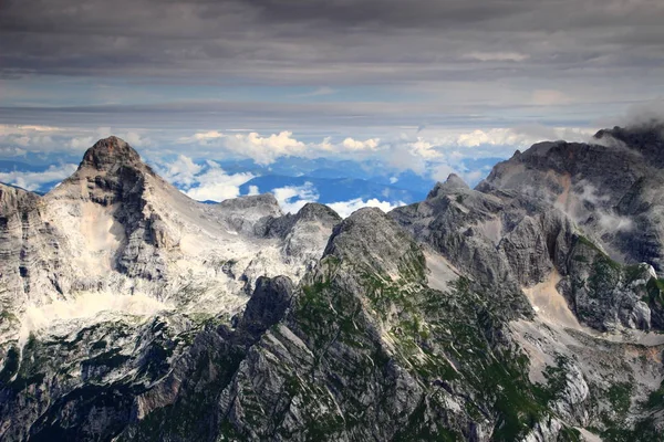 Picos de navaja y Pihavec bajo la capa de nubes, Alpes Julianos . — Foto de Stock