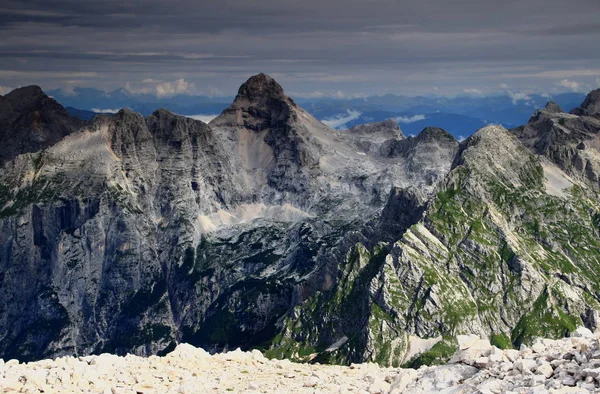 O majestoso pico de navalha, Julian Alps e camada de nuvens — Fotografia de Stock