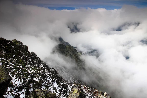 Ridge Slavkovským štítem a Velka dolině v mracích — Stock fotografie