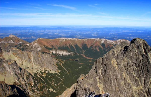 Valle de Zeleneho plesa, pico Belianske Tatras y Kezmarsky — Foto de Stock