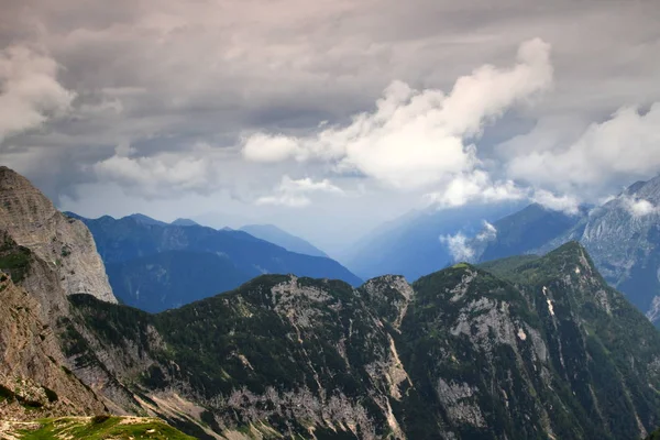 Bouřková mračna vztahují údolí Trenta, Julské Alpy — Stock fotografie