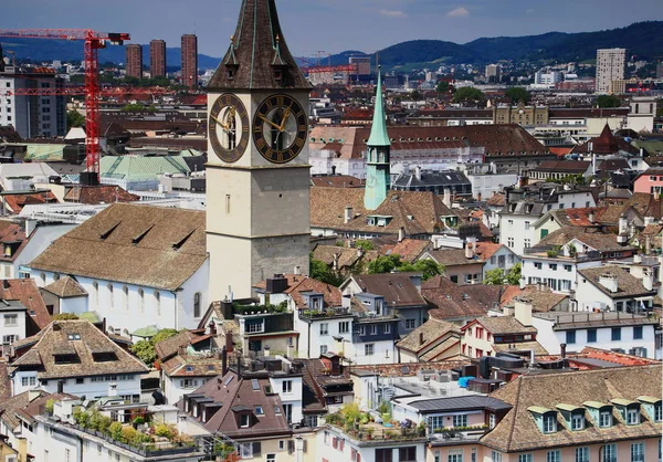 Cityscape Zürih eski şehir ile St. Peter Kilisesi, İsviçre — Stok fotoğraf