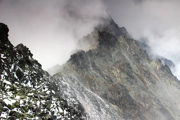 Tepi tebing tajam di awan, Slavkovsky puncak, Tinggi Tatras — Stok Foto