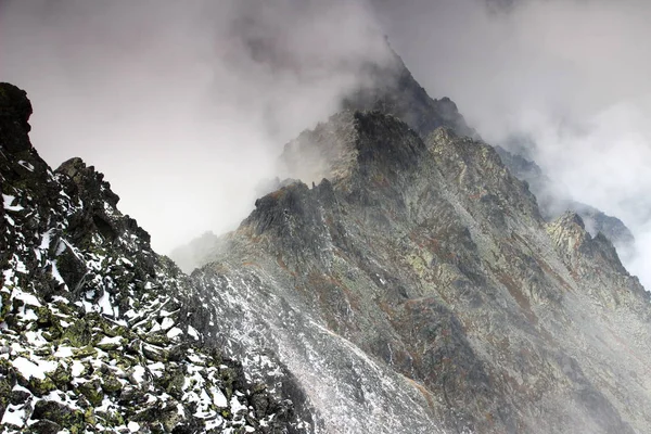 Filo agudo en las nubes, pico Slavkovsky, Tatras altos — Foto de Stock