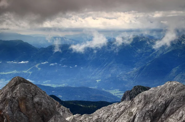 Haze y nubes sobre el valle de Bohinj, Grupo Bohinj, Alpes Julianos — Foto de Stock