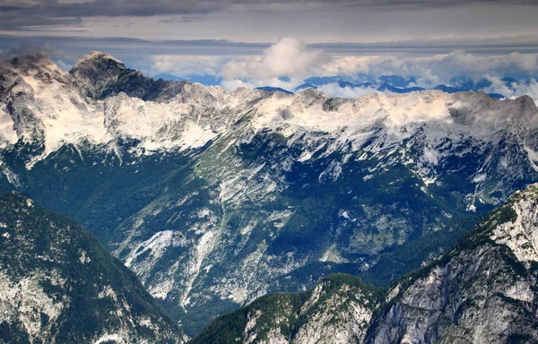 Jalovec, Mangart picos e florestas Trenta Valley, Julian Alps — Fotografia de Stock