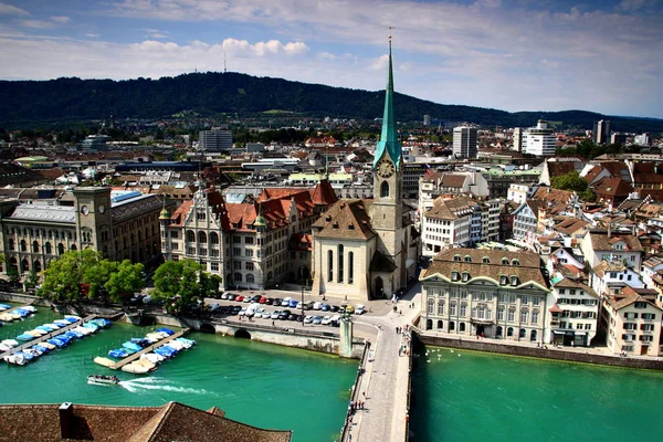 Cityscape Centro storico di Zurigo con Chiesa Fraumunster, Svizzera — Foto Stock