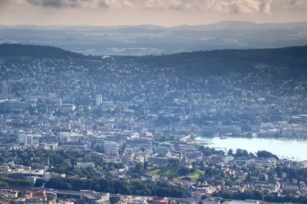 Colorido paisaje urbano aéreo del casco antiguo de Zurich con el lago Zurich — Foto de Stock