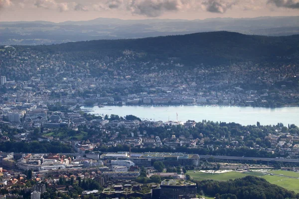 Colorido paisaje urbano de Zurich con el lago Zurich y Adlisberg — Foto de Stock