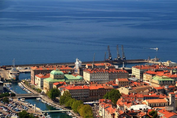 Soleado paisaje urbano de Rijeka, Croacia, con mar azul — Foto de Stock