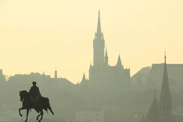 Sziluettje a Mátyás-templom Budapest városára — Stock Fotó