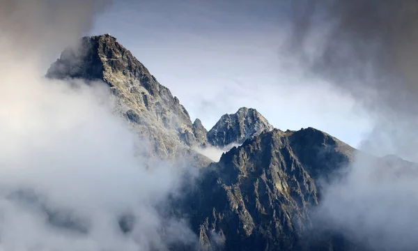 Lomnicky pico e cume Lomnicky em nuvens High Tatra Eslováquia — Fotografia de Stock