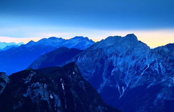 Trenta Valley durante a hora azul, Julian Alps, Eslovénia — Fotografia de Stock