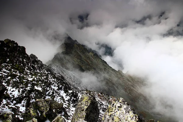 Crête du sommet Slavkovsky et vallée Velka Studena dans les nuages — Photo