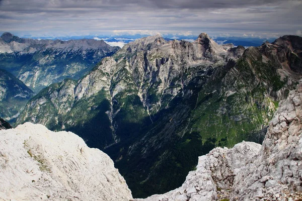 Picos sobre los valles de Trenta y Zadnjica, Alpes Julianos, Eslovenia — Foto de Stock