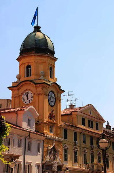 A torre do relógio da cidade na rua principal de Rijeka, Croácia — Fotografia de Stock