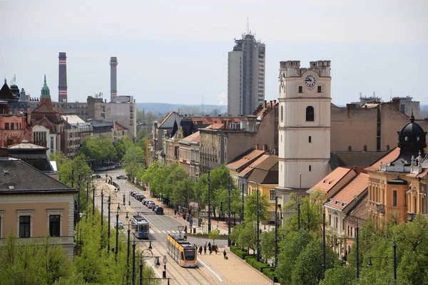 Tranvías amarillos y azules en Debrecen, Hungría, en un soleado día de primavera — Foto de Stock